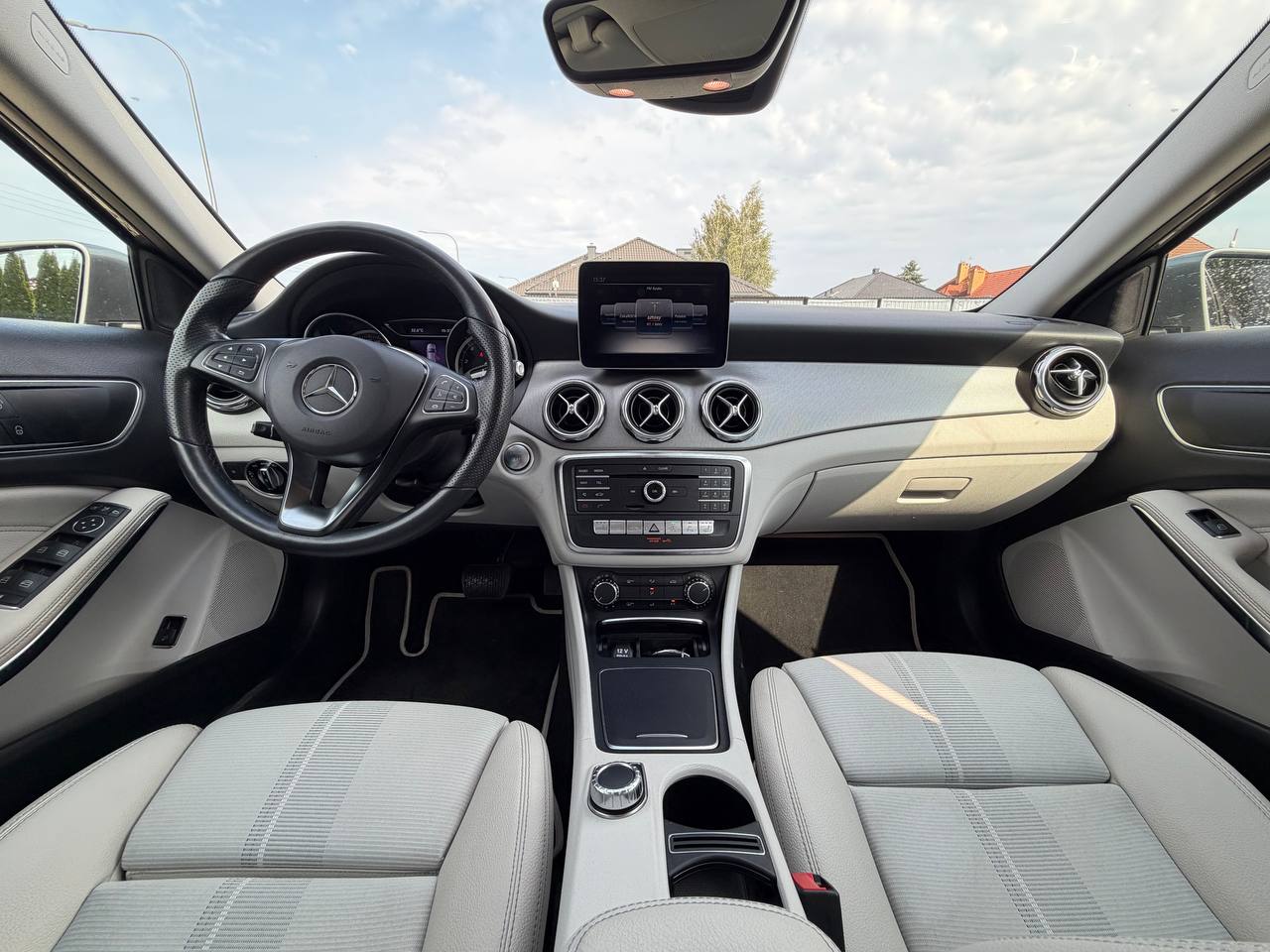 Mercedes-Benz GLA 200 Urban 7G-DCT — zdjęcie 9